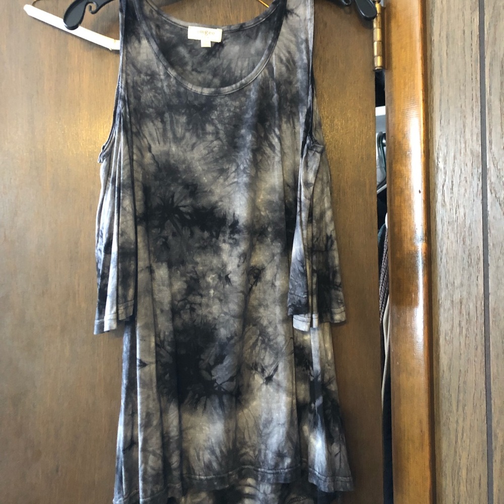 Cold shoulder top, never worn